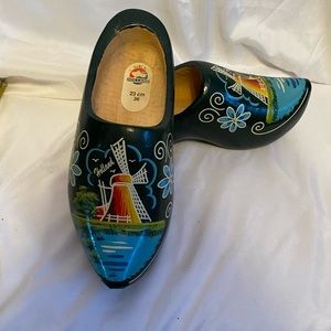 Wooden Shoes from The Netherlands fit a 7 - 8 vintage